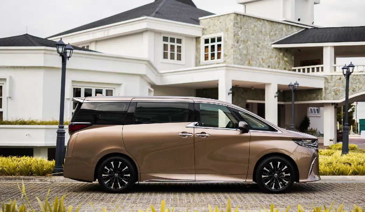 Toyota - Alphard 3.5 - Luxury Van Rentals - Preowned Luxury Van - Exclusive Concierge Club.webp
